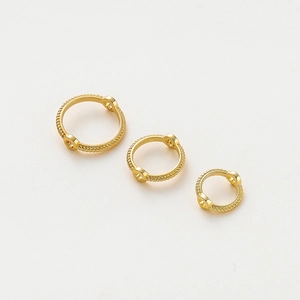 Vista detallada de tres anillos de cuentas de encaje bañados en oro de 14K para joyería DIY