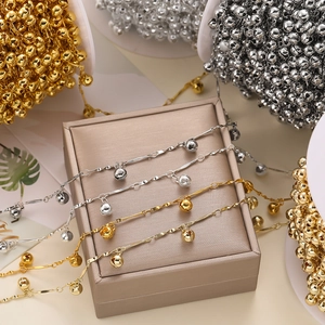 Détail de chaînes à cloches en cuivre doré et argenté pour la création de bijoux DIY