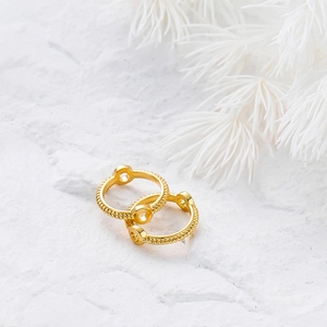 Detalle de los anillos de encaje con cuentas bañados en oro 14K para joyería DIY