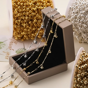 Détail de la chaîne à clochettes pour bijoux DIY en placage or et argenté
