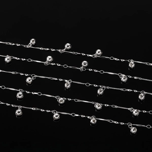 Détail d'une chaîne plaquée argent avec clochettes pour création de bijoux DIY