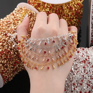 Macro d'une chaîne en cuivre avec cristaux rouges et pendentifs en goutte pour bijoux DIY