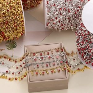 Vue détaillée de la chaîne cœur en cristal rouge avec clochettes pour bijoux DIY