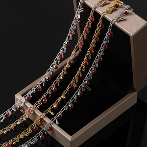 Détails de chaînes en cristal cœur et breloques en or et argent sur coffret