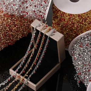 Vue détaillée des chaînes à cristaux en forme de cœur dorées et argentées pour bijoux DIY