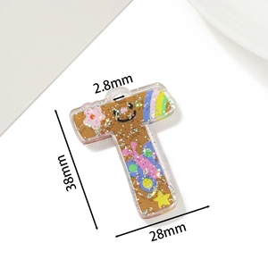 Gros plan du pendentif lettre T en acrylique avec motifs colorés et dimensions