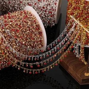 Détail de la chaîne à cristaux avec gemmes rouges et breloques en goutte pour bijoux DIY