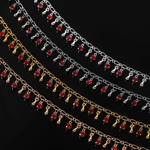 Détail de chaînes cœur en cristal avec plaquage or et argent sur miroir noir brillant