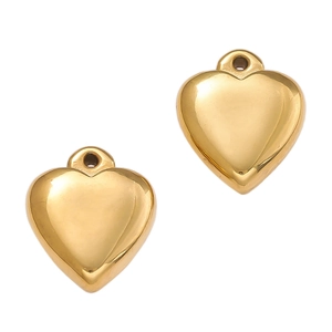 Dettaglio dei ciondoli a cuore 3D in acciaio inossidabile placcato oro 18K per gioielli DIY