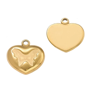 Dettaglio di ciondoli a cuore placcati oro 18 carati con motivo a farfalla e retro liscio