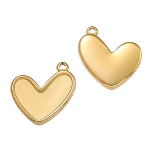 Dettaglio macro del ciondolo a cuore placcato oro 18K con finitura liscia e retro