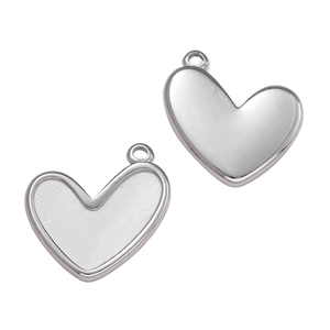 Dettaglio di ciondoli a forma di cuore in acciaio inossidabile per collane DIY