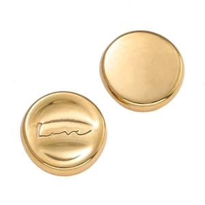 Vista macro del ciondolo a cuore placcato oro 18K con incisione Love dal design moderno