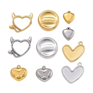 Varietà di ciondoli a cuore in oro 18K e argento con corna di diavolo e farfalle
