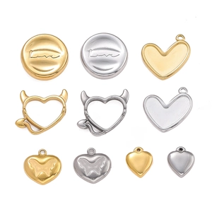 Collezione di ciondoli a cuore in oro 18K e argento con incisione Love e design a demone