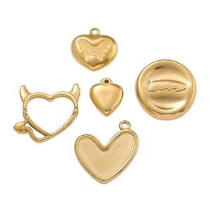 Dettaglio di cinque ciondoli a cuore in acciaio inossidabile placcato oro 18K per gioielli