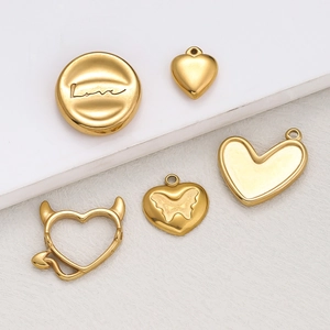 Collezione dettagliata di ciondoli a cuore placcati in oro 18 carati con vari motivi