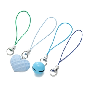 Detailset aus gewebten Polyester-Lanyards mit Herzanhängern und Glöckchen in Blautönen
