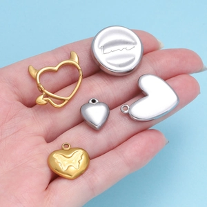 Ciondoli a cuore in acciaio inossidabile placcato oro 18K per creazione gioielli DIY