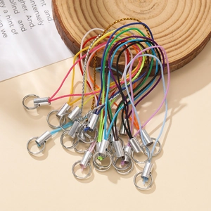 Bunte Handy-Lanyards aus Polyester mit Metallringen auf minimalistischem Holztablett