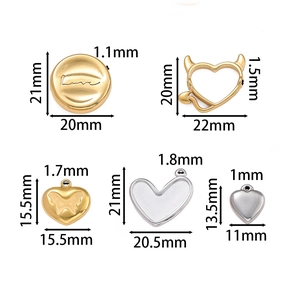 Dimensioni dettagliate dei ciondoli a cuore placcati oro 18 carati per la creazione di gioielli