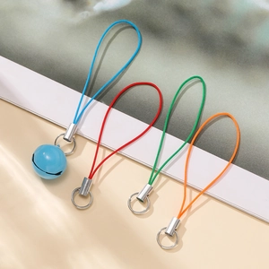 Nahaufnahme bunter Handy-Anhänger aus Polyester mit Metallringen und einer blauen Glocke