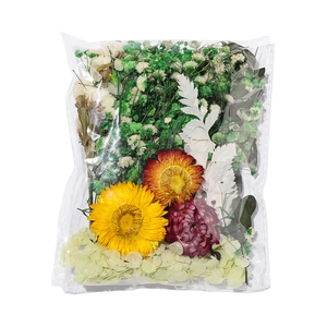 Gros plan sur un sachet de fleurs séchées DIY avec tournesols et eucalyptus