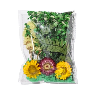 Assortiment de fleurs séchées avec tournesol jaune et marguerites mauves en sachet
