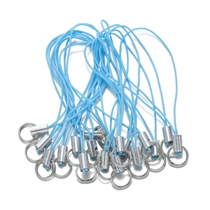 Makroaufnahme hellblauer gewebter Handy-Lanyards mit silbernen Metallsteckern für DIY-Projekte