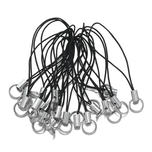 Detailansicht von schwarzen Nylon-Kordeln mit silbernen Metallringen und Legierungshülsen