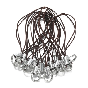 Nahaufnahme kaffeebrauner geflochtener Handy-Lanyards mit silbernen Schlüsselringen