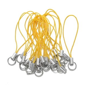 Nahaufnahme von leuchtend gelben geflochtenen Handy-Lanyards mit silbernen Metallringen