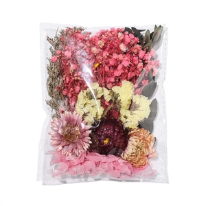 Gros plan de fleurs séchées variées en sachet pour la résine et la fabrication de bougies