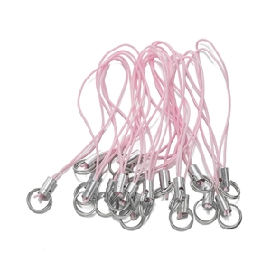 Nahaufnahme von rosa geflochtenen Handyschnüren mit silbernen Metallringen für DIY-Schmuck