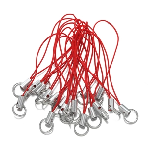 Nahaufnahme von roten geflochtenen Handyschnüren mit silbernen Ringen und Metallhülsen