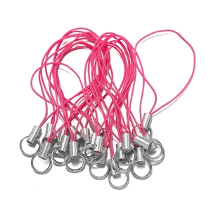Nahaufnahme der rosa geflochtenen Handy-Schlaufe mit silbernem Metallring und Rohr
