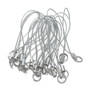 Großaufnahme von silbernen DIY-Lanyard-Schlaufen mit Ringen für Bastel-Schmuckzubehör