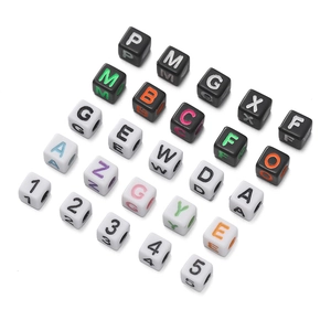 Detail van vierkante acryl kralen met letters en cijfers voor DIY-sieraden maken