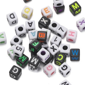 Macro-opname van vierkante acryl letters en cijfers kralen voor DIY sieraden