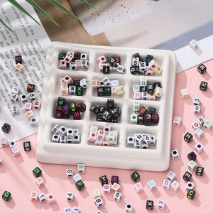 Vierkante acryl letterkralen voor DIY sieraden maken in een wit sorteerbakje