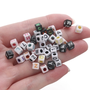 Gekleurde acryl letter en cijfer vierkante kralen voor DIY sieraden maken in de hand