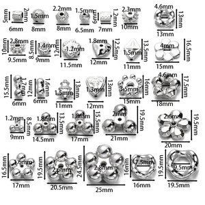 Vista macro de cuentas espaciadoras CCB plateadas con tamaños de agujeros para joyería DIY