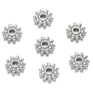 Primer plano de espaciadores plateados CCB para creación de joyas y pulseras DIY