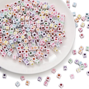 Macro-opname van witte vierkante acryl letterkralen voor DIY-sieraden en handwerk