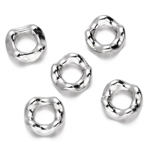 Cinco cuentas CCB onduladas e irregulares en plata espejada para crear joyas DIY
