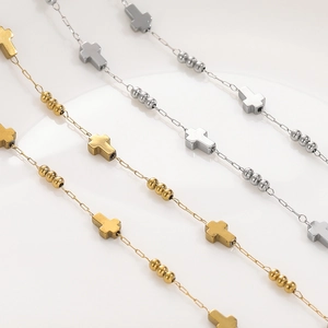 Dettaglio di catene a croce in acciaio inossidabile oro e argento per creazione gioielli