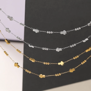 Dettaglio di catene a croce in acciaio inossidabile oro e argento con perline per gioielli