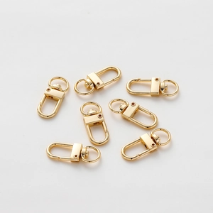 Dettaglio di chiusure a moschettone a cuore placcate oro 18K con anelli rotanti per DIY