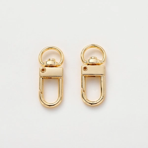 Dettaglio di moschettoni a forma di cuore placcati oro 18K per borse e gioielli
