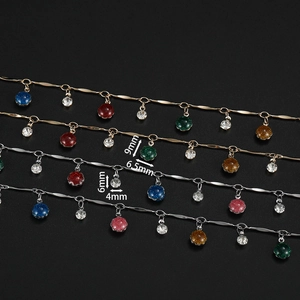 Dettaglio di catene per gioielli fai-da-te con placcatura in oro e argento e ciondoli glitter